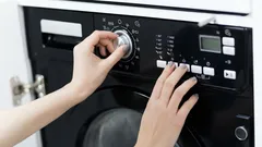 Modo secreto da máquina de lavar: carregue nestes botões e ela limpa-se sozinha do bolor