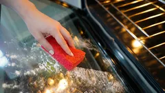 Nem vinagre nem bicarbonato: limpe a gordura do vidro do forno com um truque caseiro