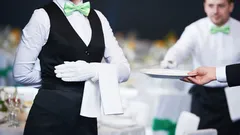 O que significa ajudar os empregados de mesa a recolher os pratos? Psicólogos revelam detalhes