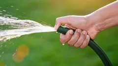 Como aumentar a pressão na mangueira de jardim sem chamar um canalizador — soluções simples