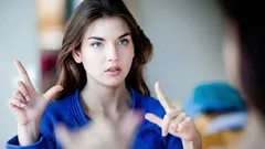 Psicólogos: 5 gestos que só as pessoas inteligentes fazem durante uma conversa