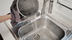 Nunca deite água a ferver no lava-loiça — um canalizador explicou as consequências