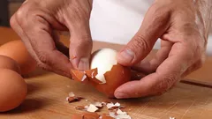 Descascar ovos não tem de demorar muito — este método tira a casca num instante
