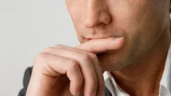 Psicólogos: o que significa quando uma pessoa tapa a boca enquanto fala?