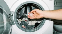 Por que vale a pena pôr cubos de gelo na máquina de lavar roupa: um truque doméstico eficaz