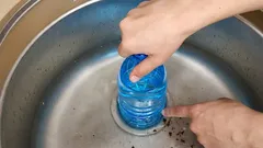 Um entupimento no cano resolve-se sem desentupidor nem produtos químicos: guarde este truque simples