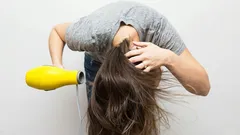 É possível secar o cabelo com a cabeça para baixo? Tricologistas dão uma resposta ambígua