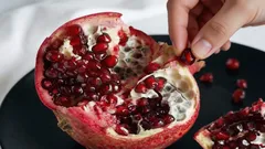 Com ou sem sementes: nutricionista explicou como comer romã corretamente