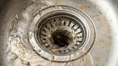 Bastam 5 gotas e a água volta a correr em cascata — uma forma simples de desentupir o lava-loiça