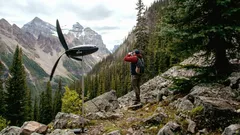 Adeus aos painéis solares: esta turbina eólica cabe numa mochila e funciona mesmo à chuva