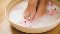 Adicione isto à água e ponha os pés de molho: os calcanhares secos e gretados serão coisa do passado